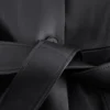 Abrigo de cuero con cinturón