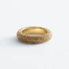 Anillo con incrustaciones de cristales