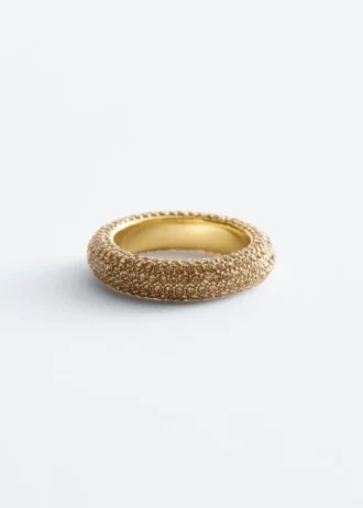 Anillo con incrustaciones de cristales