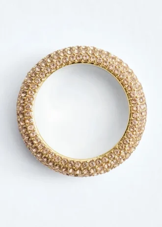 Anillo con incrustaciones de cristales
