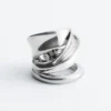 Anillo escultural de doble vuelta