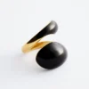 Anillo escultural de doble vuelta