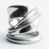 Anillo escultural de doble vuelta