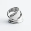 Anillo escultural de doble vuelta
