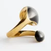 Anillo escultural de doble vuelta