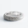 Anillo grueso con pedrería