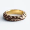 Anillo grueso con pedrería