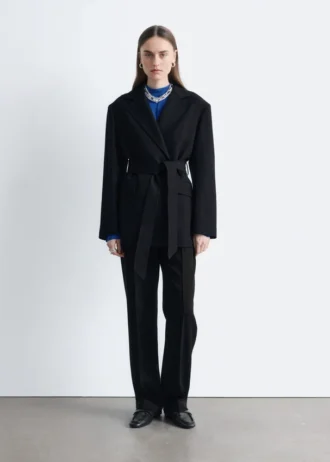 Blazer de lana con cinturón de cuero