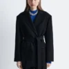 Blazer de lana con cinturón de cuero