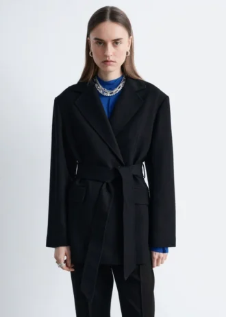 Blazer de lana con cinturón de cuero