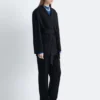 Blazer de lana con cinturón de cuero