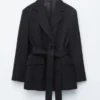 Blazer de lana con cinturón de cuero