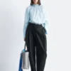 Blusa con cuello alto fruncido