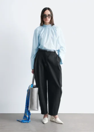Blusa con cuello alto fruncido