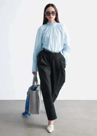 Blusa con cuello alto fruncido