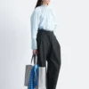 Blusa con cuello alto fruncido