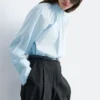 Blusa con cuello alto fruncido