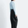 Blusa con cuello alto fruncido