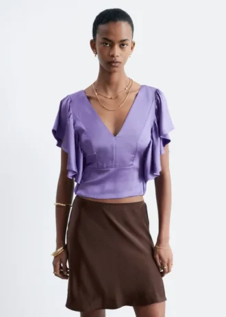 Blusa con cuello en V y volantes