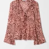 Blusa con cuello en V y volantes