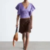 Blusa con cuello en V y volantes