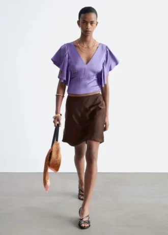 Blusa con cuello en V y volantes
