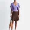 Blusa con cuello en V y volantes