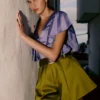 Blusa con cuello en V y volantes