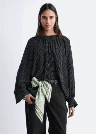 Blusa con mangas abullonadas