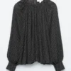 Blusa con mangas abullonadas