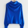 Blusa de satén con cuello vuelto