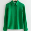 Blusa de seda con botones de concha