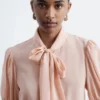 Blusa de seda con cuello anudado