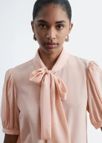 Blusa de seda con cuello anudado