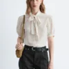 Blusa de seda estampada con cuello lazo