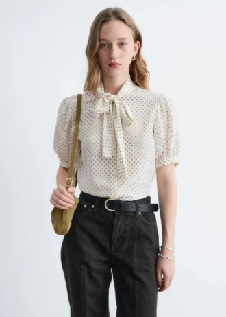 Blusa de seda estampada con cuello lazo
