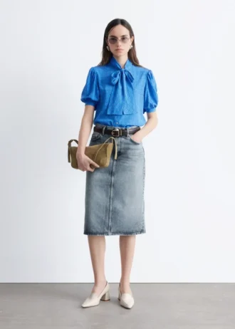 Blusa de seda estampada con cuello lazo