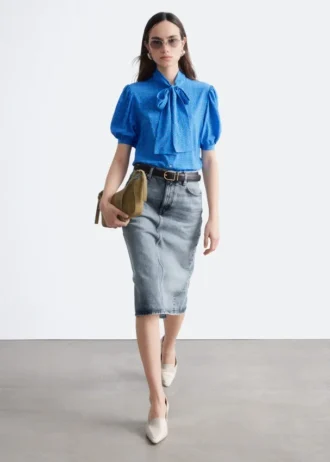 Blusa de seda estampada con cuello lazo