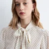 Blusa de seda estampada con cuello lazo
