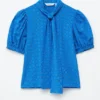 Blusa de seda estampada con cuello lazo