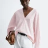 Blusa escultural de algodón con cuello en V