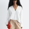 Blusa escultural de algodón con cuello en V