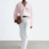 Blusa escultural de algodón con cuello en V