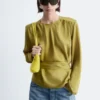 Blusa fruncida con cinturón para atar