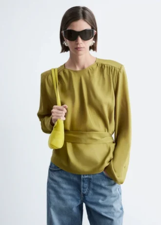 Blusa fruncida con cinturón para atar