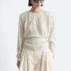 Blusa fruncida con cinturón para atar