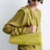 Blusa fruncida con cinturón para atar