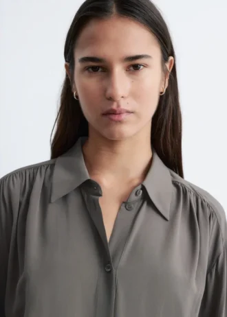 Blusa fruncida con lazo en la espalda