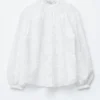 Blusa voluminosa con apliques florales