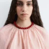 Blusa voluminosa con detalle de lazos
